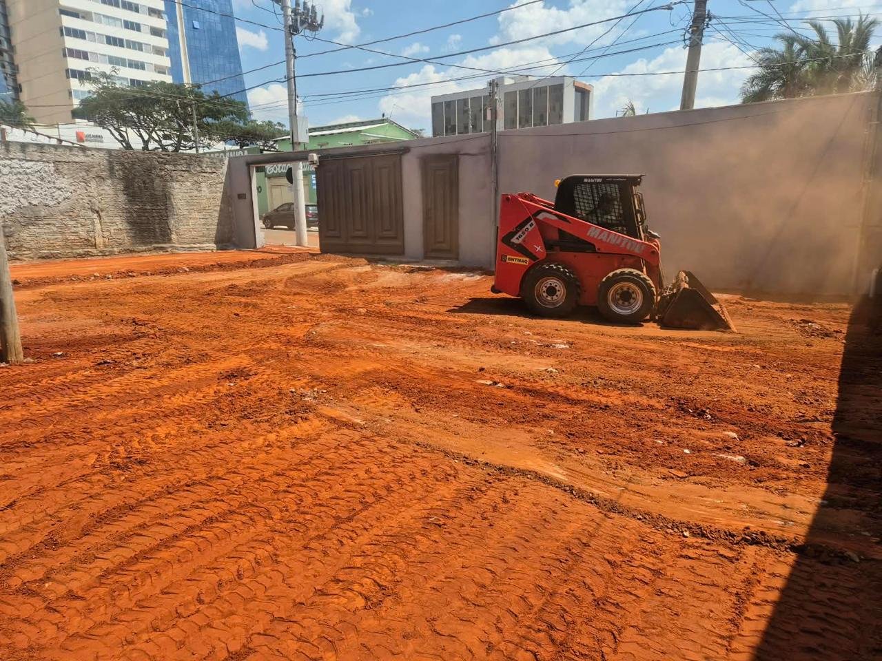 Mini carregadeira da JS Locações trabalhando na limpeza de um terreno