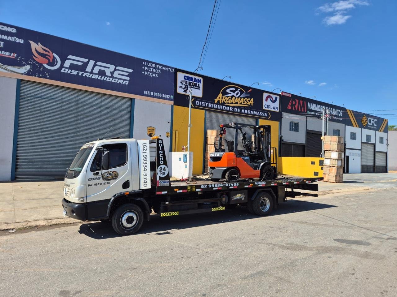 Guincho da JS Locações transportando uma empilhadeira